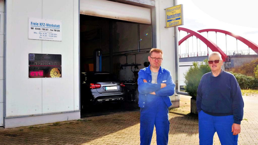 Sebastian und Peter Kupijaj stehen vor ihrer Werkstatt, die wegen der Dauerbaustelle an der Hohen Brücke immer weniger Kundschaft hat.