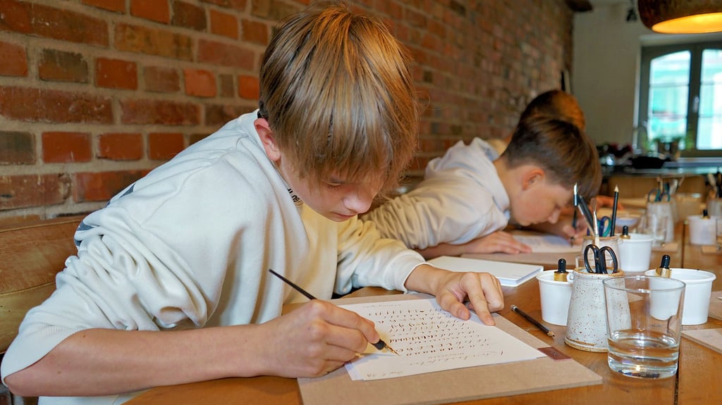 Pepe bringt die nötige Ruhe und Konzentration auf, um Buchstaben mit dem perfekten Schwung aufs Papier zu bringen.