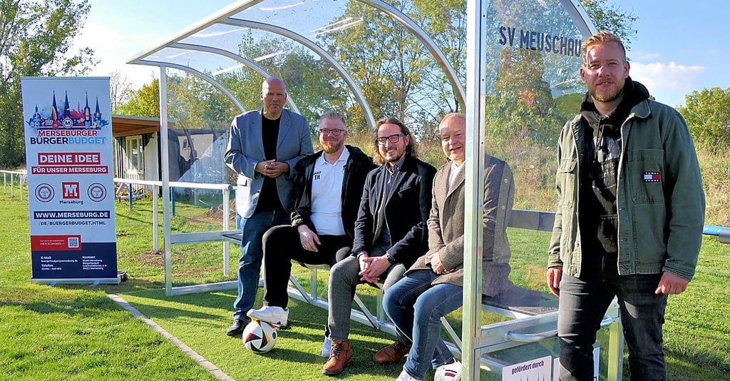 Präsidium und Stadtvertreter weihten die neuen Bänke ein.