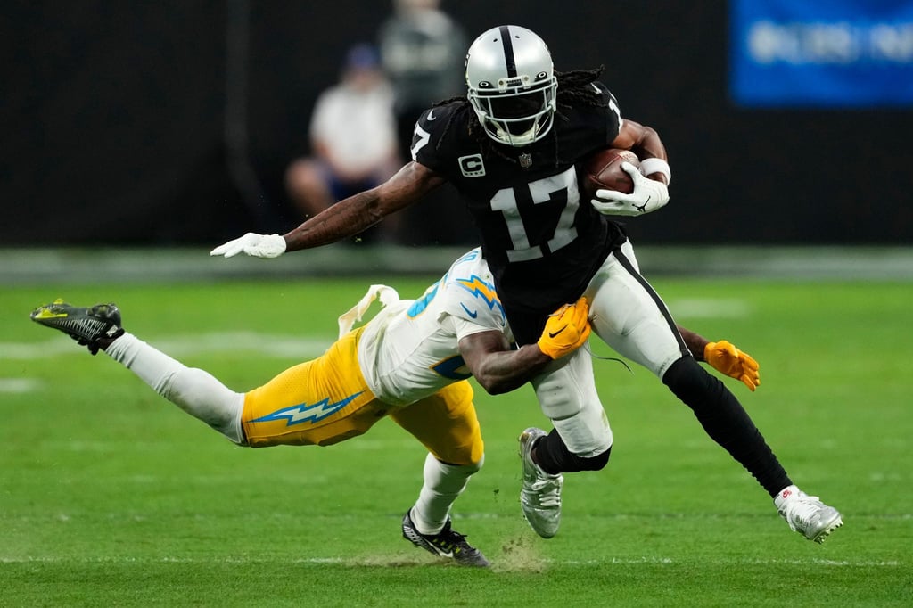 Die New York Jets haben Davante Adams (r) von den Las Vegas Raiders verpflichtet.