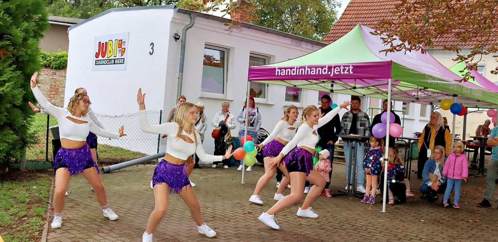Ein Fest zum Start des neueröffneten Jugendclubs in Biere, zu dem auch der Auftritt der Tanzgruppe „No Perfect" gehört hat.