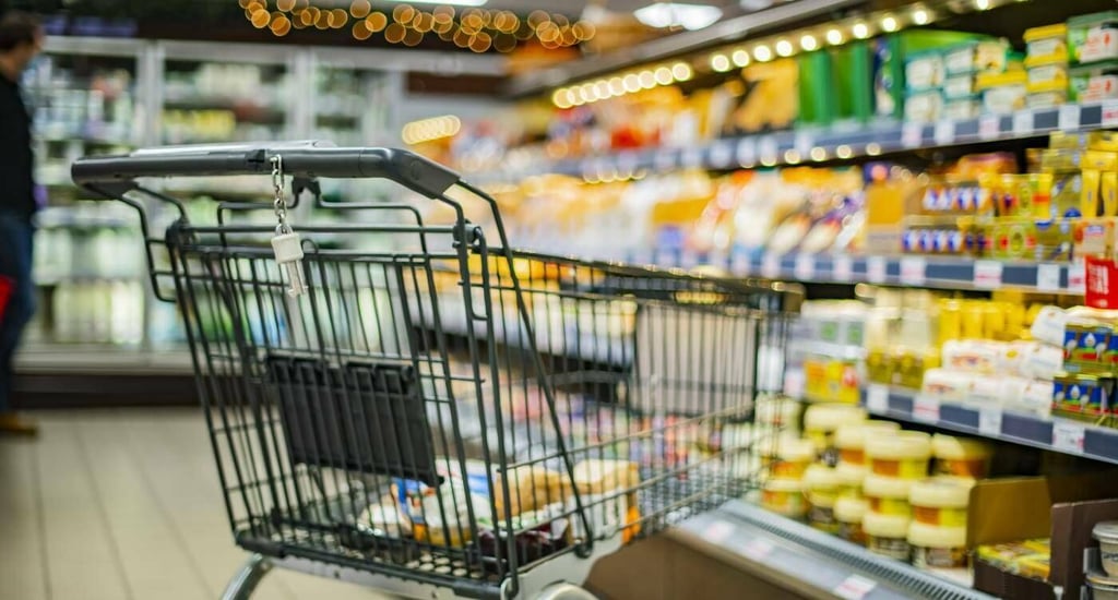 Die Einkaufswagen in einem Magdeburger Supermarkt bleiben demnächst leer, weil er geschlossen wird.
