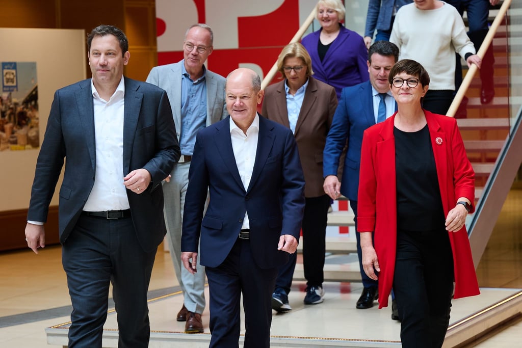 Bereit für den Wahlkampf: Die SPD-Spitze um Kanzler Scholz (M). (Archivbild)