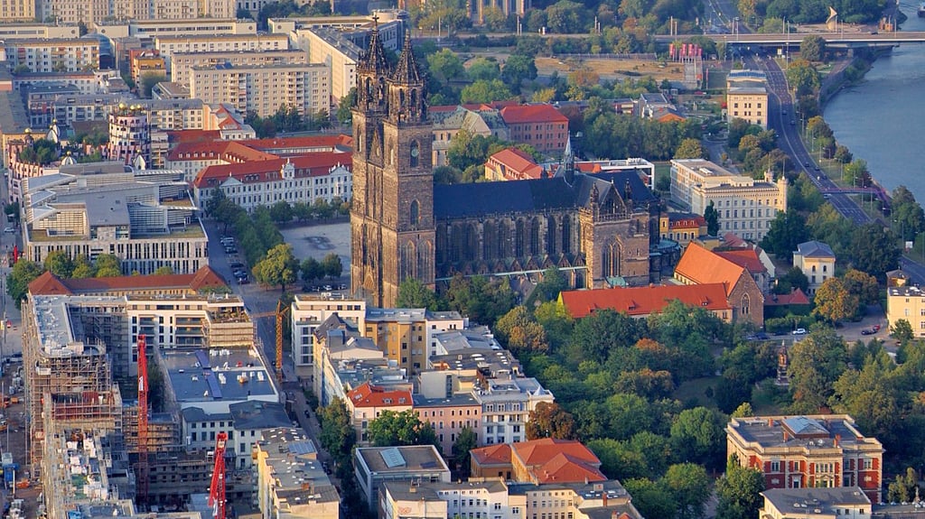 Blick aus der Vogelperspektive auf die Magdeburger Altstadt. Wohnen in Magdeburg wird aufgrund der Grundsteuerreform teurer.