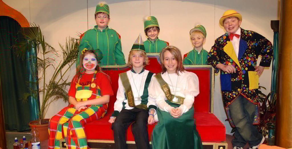 In der Session 2008/2009 waren Celine Bernicke und Alexander Kleine, hier umringt von ihrer engsten Gefolgschaft, das Kinderprinzenpaar. Heute blicken sie voll dankbarer Erinnerung auf die aufregende Zeit zurück.