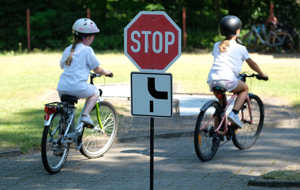 Schulkinder in Oranienbaum (Landkreis Wittenberg) üben auf einem Parcour der Verkehrswacht das sichere Fahrradfahren und die Verkehrsregeln. Projekte wie diese sind durch Kürzungen der Landesregierung&nbsp; jetzt gefährdet.