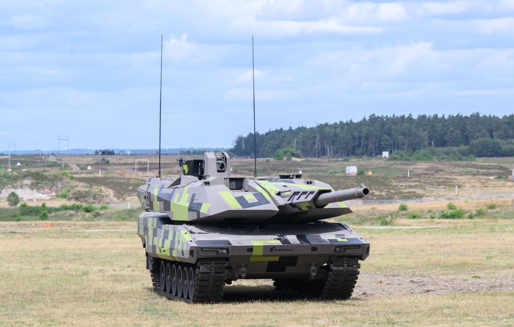Ein Kampfpanzer Panther KF51 steht im Rheinmetall-Werk Unterlüß in Niedersachsen. Auf Basis dieses Panzers will Rheinmetall zusammen mit Leonardo einen neuen Kampfpanzer bauen.