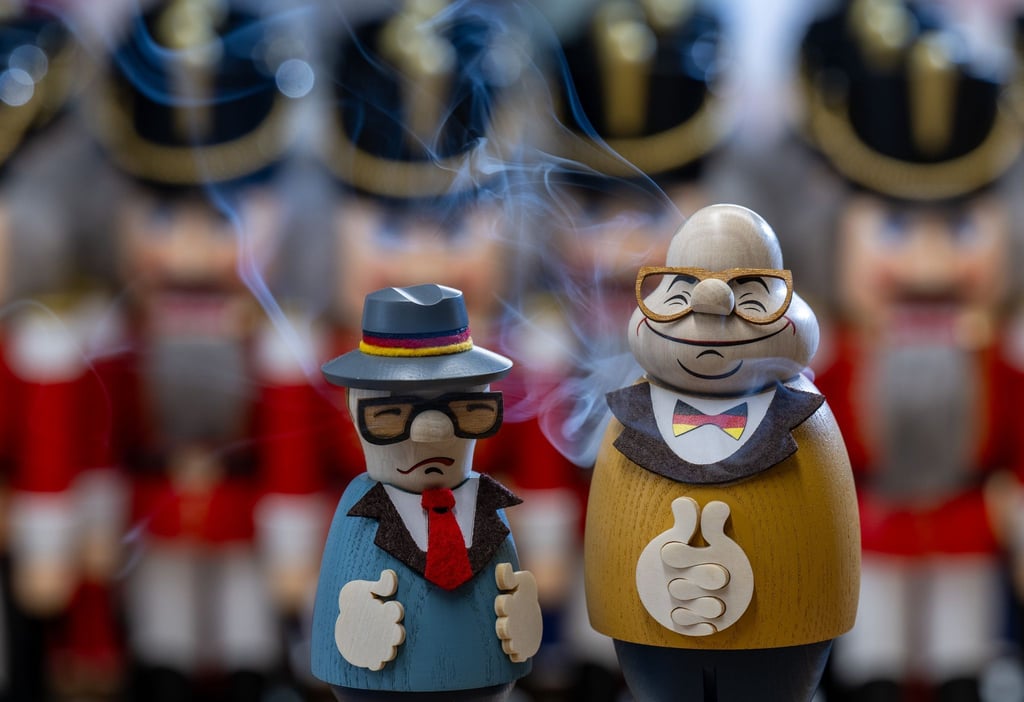 Die Seiffener Volkskunst hofft mit Räucherfiguren von Erich Honecker und Helmut Kohl auf gute Geschäfte.