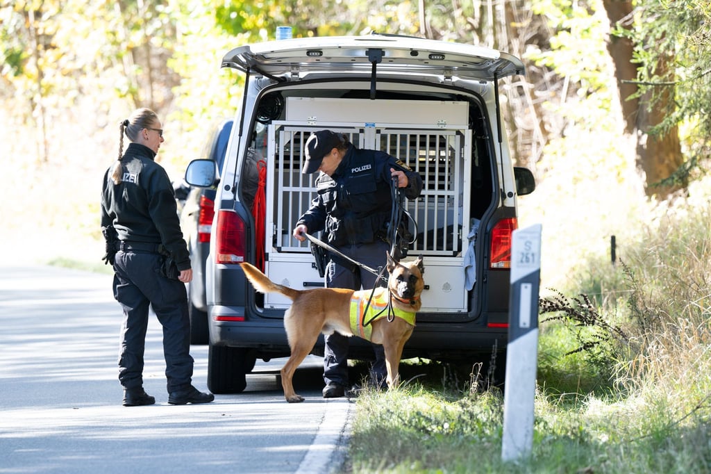 Die Suche nach einem vermisstem Mann aus Annaberg geht mit Leichenspürhunden in einem altem Bergwerkstollen weiter.