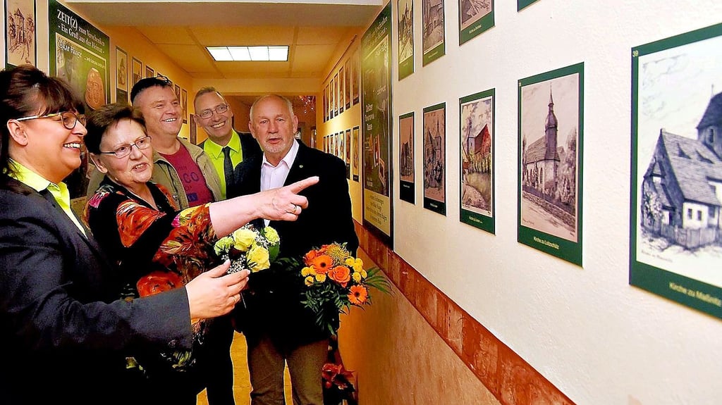 2017 fanbd eine Ausstellung mit Arbeiten von Oskar Haage bei Enzmanns in der Kalkstraße statt: Ines Enzmann, die Tochter des Künstlers, Uta Herz, der Sohn Uwe Haage, Matthias Enzmann und Gerd Seidel (von links).