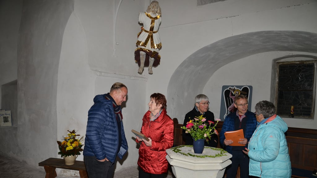 Übergabe des restaurierten Taufengels in der Kirche Großleinungen