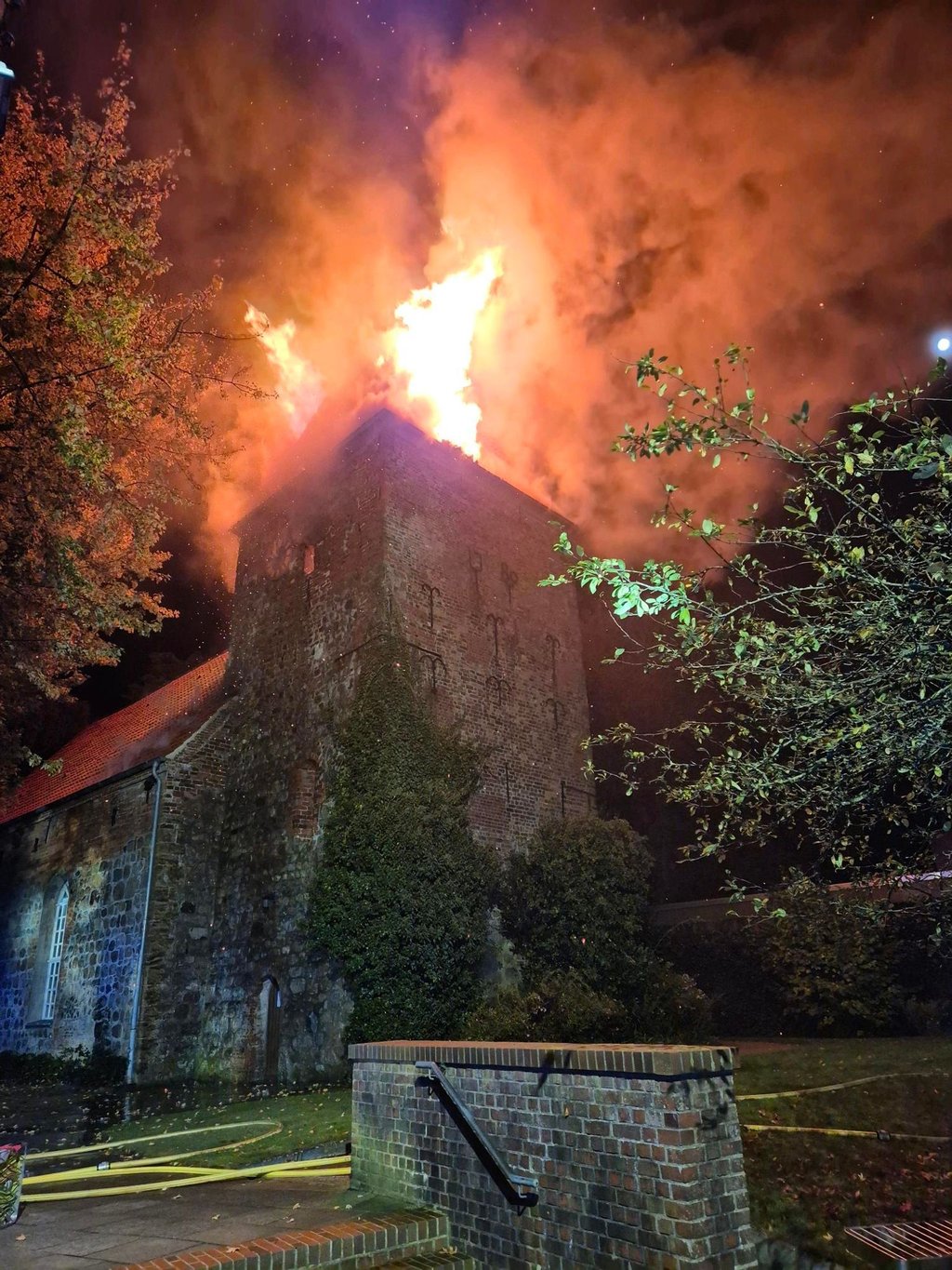 Historisch wertvolle Gegenstände in der Kirche bleiben unversehrt.