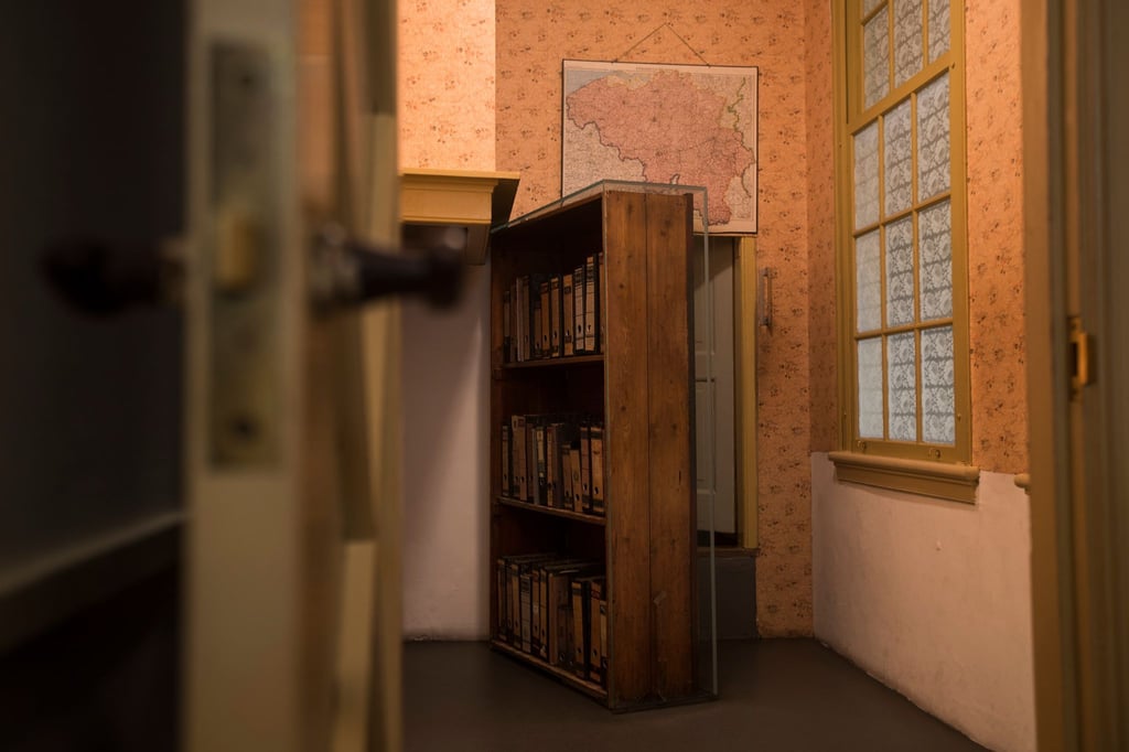 Der Durchgang zu einem geheimen Anbau ist in der Dauerausstellung im Anne-Frank-Haus zu sehen. (Archivfoto)