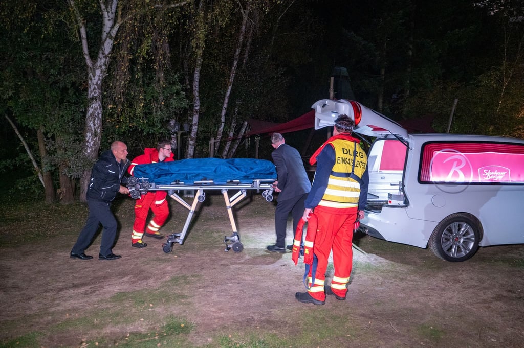 Einsatzkräfte bergen am Fluss Ilmenau eine Leiche.