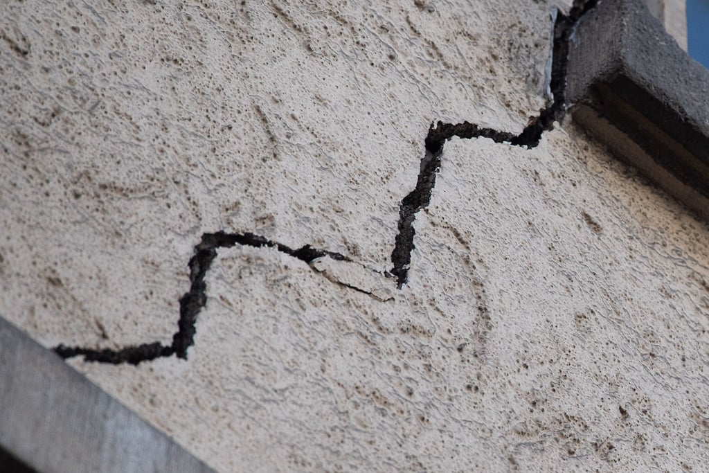 Ein kleiner Riss an der Fassade kann sich durch gefrierende Nässe schnell vergrößern - und große Schäden verursachen.
