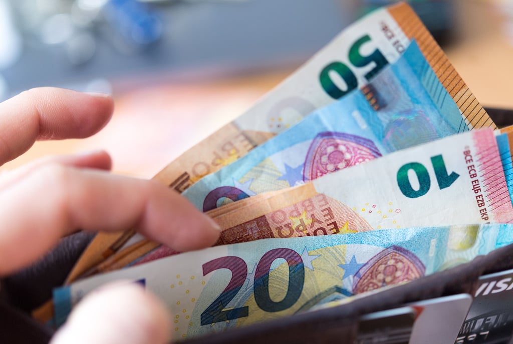 Ein Schönebecker, der bei einer Tankstelle angestellt war, soll mehrere Tausend Euro unterschlagen haben, indem er Kundeneinkäufe stornierte oder in der Kasse löschte. Nun wurde er verurteilt.
