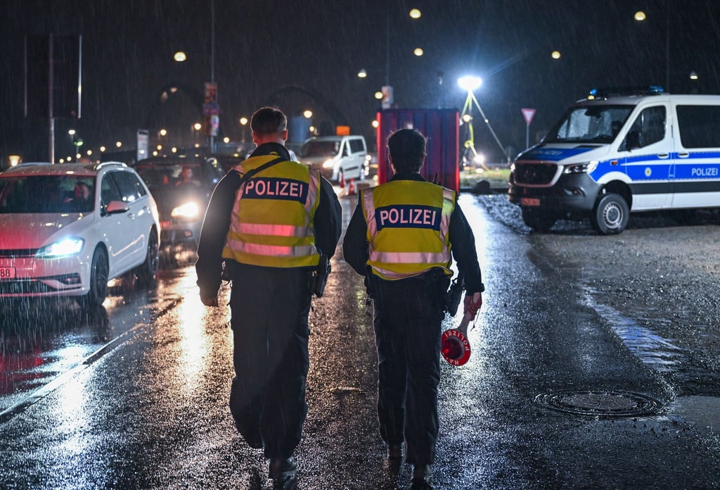 Beamte der Bundespolizei am deutsch-polnischen Grenzübergang Stadtbrücke in Frankfurt (Oder). Seit Oktober 2023 gibt es feste Kontrollen in Brandenburg an der Grenze zu Polen.
