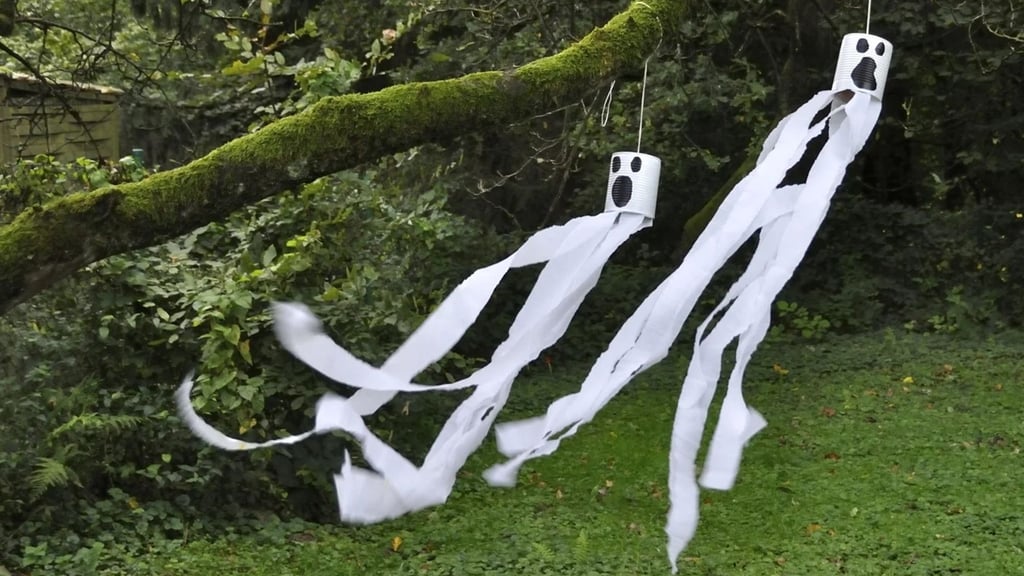 Die flatternden Gespenster bringen den Gruselfaktor in den Garten.