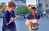 Schwerverbrecher mit 14: Intensivtäter Abdul (r.) posierte in einem Video mit einer gestohlenen Tasche auf dem Marktplatz in Halle. 