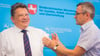 Niedersachsens Gesundheitsminister Philippi (l.) und der Präsident des Landesgesundheitsamts, Fabian Feil, haben sich gegenseitig gegen Influenza geimpft.