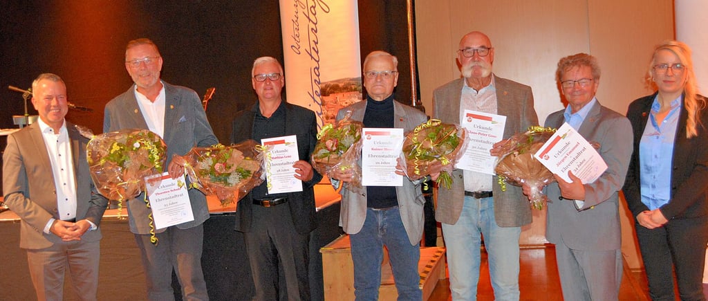 Osterburgs Bürgermeister Nico Schulz (von links) verabschiedet sich im Rahmen der Eröffnung der 25. Osterburger Literaturtage von den Stadträten Thorsten Schulz, Matthias Lenz, Rainer Moser, Klaus-Peter Gose und Jürgen Emanuel. Rechts im Bild: die stellvertetende Bürgermeisterin Stefanie Fiedler.