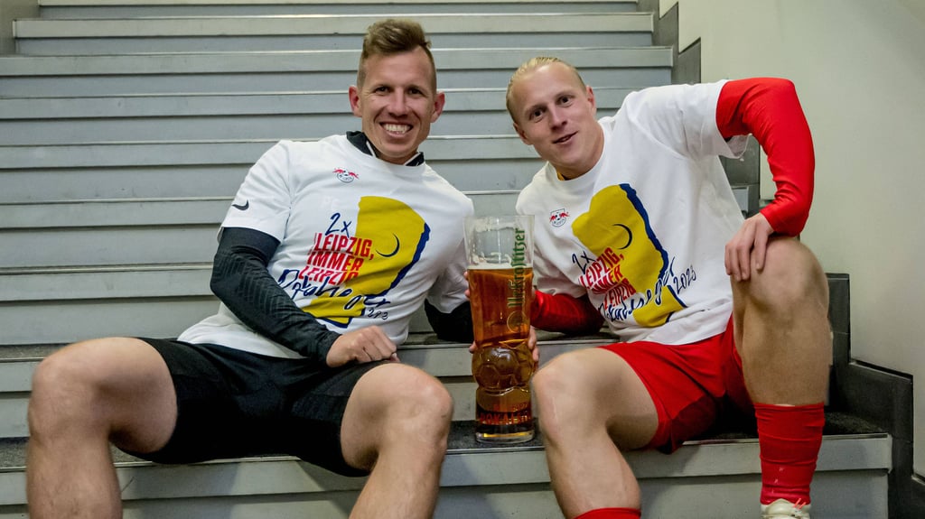 Trinkt auch gern mal ein Bier: Xaver Schlager mit RB-Athletiktrainer Patrick Eibenberger nach dem Pokalsieg.