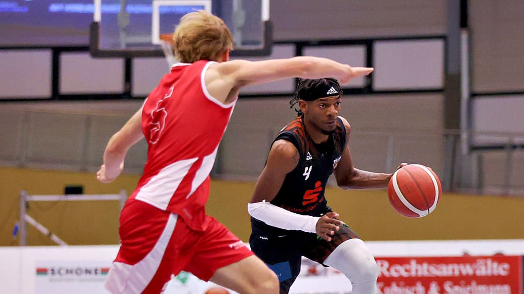 D’monte Brown (r.) und seine Aschersleben Tigers - hier bei einem früheren Spiel im Ballhaus - sicherten sich einen Auswärtssieg bei den Red Devils in Bramsche.
