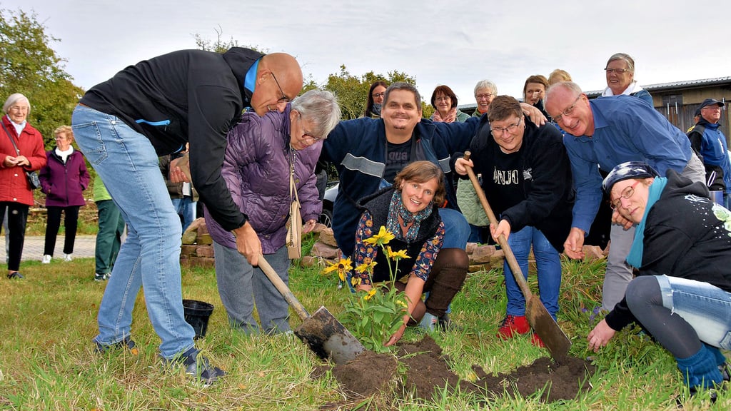 Rainer Jäschke (v.l.), Wohnverbundsleiter Börde, Bewohnerin Brigitte Lars, Hofbewohner Heiko Löwe, Kristin Klatt, Teamleiterin auf dem Mariannenhof, Hofbewohnerin Melanie Handke, Jens-Uwe Pfalzgraf, Bereichsleiter für die Eingliederungshilfe der Stiftung Neinstedt, und Bewohnerin Silke Teichmann pflanzen beim Herbstfest die ersten Sträucher. Dies ist der Start des Gartenprojektes in Etingen.