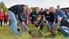 Rainer Jäschke (v.l.), Wohnverbundsleiter Börde, Bewohnerin Brigitte Lars,  Hofbewohner Heiko Löwe, Kristin Klatt, Teamleiterin auf dem Mariannenhof, Hofbewohnerin Melanie Handke, Jens-Uwe Pfalzgraf, Bereichsleiter für die Eingliederungshilfe der Stiftung Neinstedt, und Bewohnerin Silke Teichmann pflanzen beim Herbstfest die ersten Sträucher. Dies ist der Start des Gartenprojektes in Etingen.