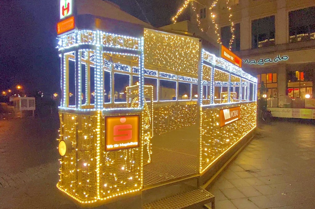 In der Lichterwelt gibt es eine Straßenbahn. Ein weihnachtlich geschmückter Wagen, der auf den Gleisen unterwegs ist, lässt aber noch auf sich warten.