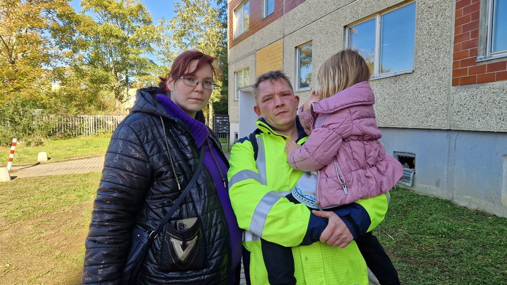 Katrin F. mit ihrer Familie vor dem gesperrten Brandhaus im Aalweg.