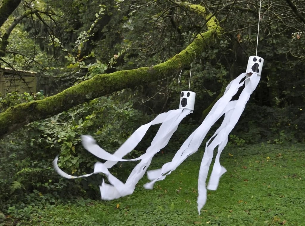 Die flatternden Gespenster bringen den Gruselfaktor in den Garten.