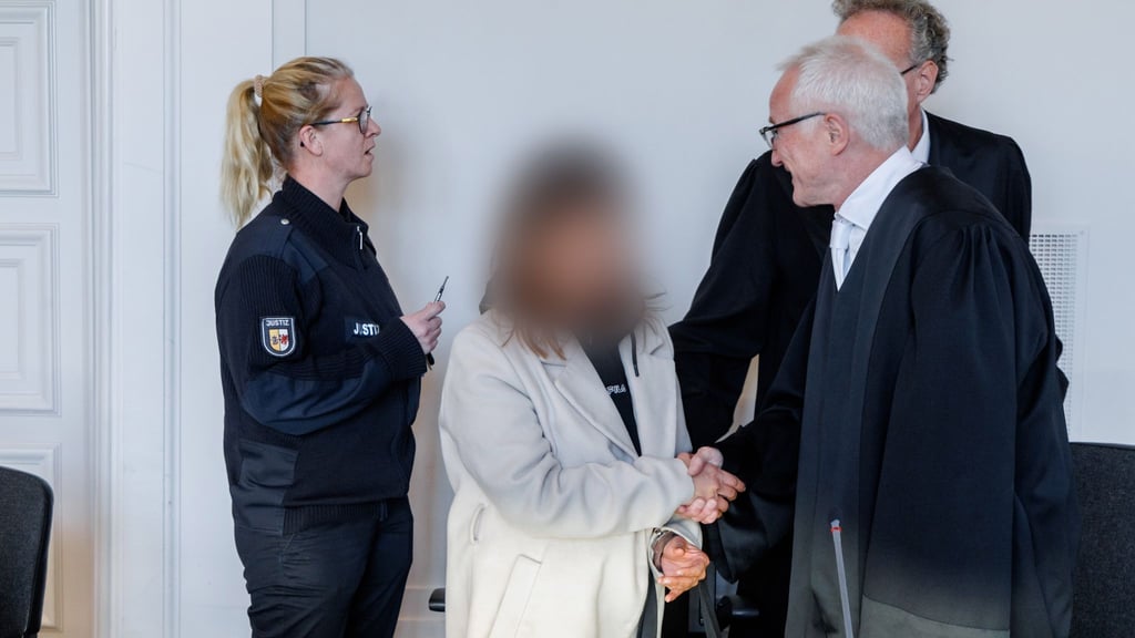 Prozessbeginn gegen eine 45-jährige Frau aus Thailand. Sie steht wegen gewerbsmäßiger Schleusung in 34 Fällen vor dem Landgericht Schwerin. Bei ihr sollen Landsleute als Prostituierte gearbeitet haben, die sich illegal in Deutschland aufhielten.
