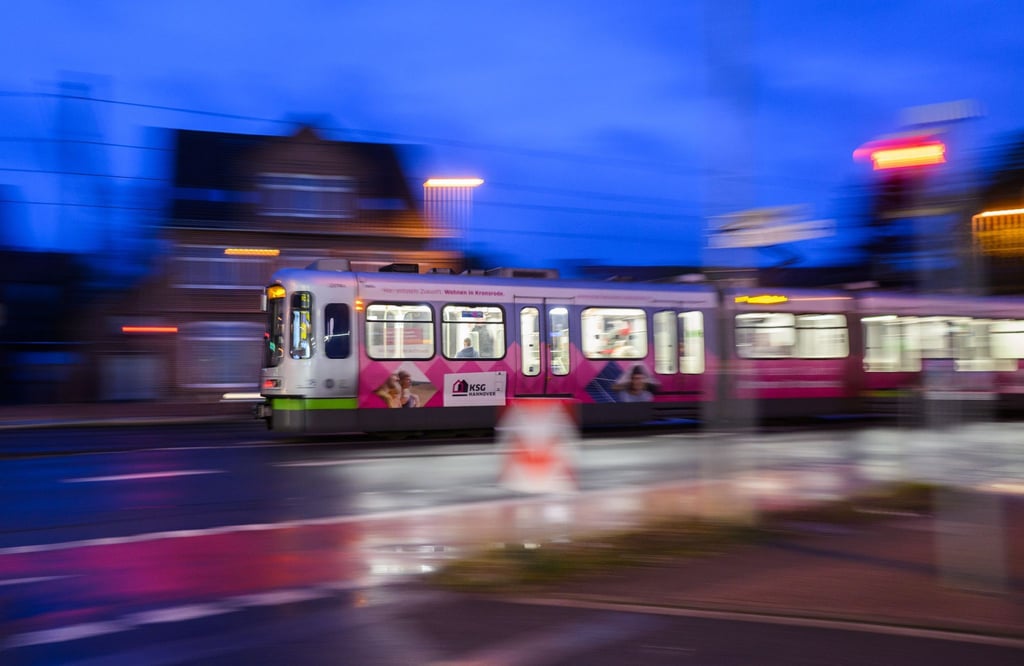 Bei einem Unfall mit einer Stadtbahn wird ein 82-Jähriger tödlich verletzt. (Symbolfoto)