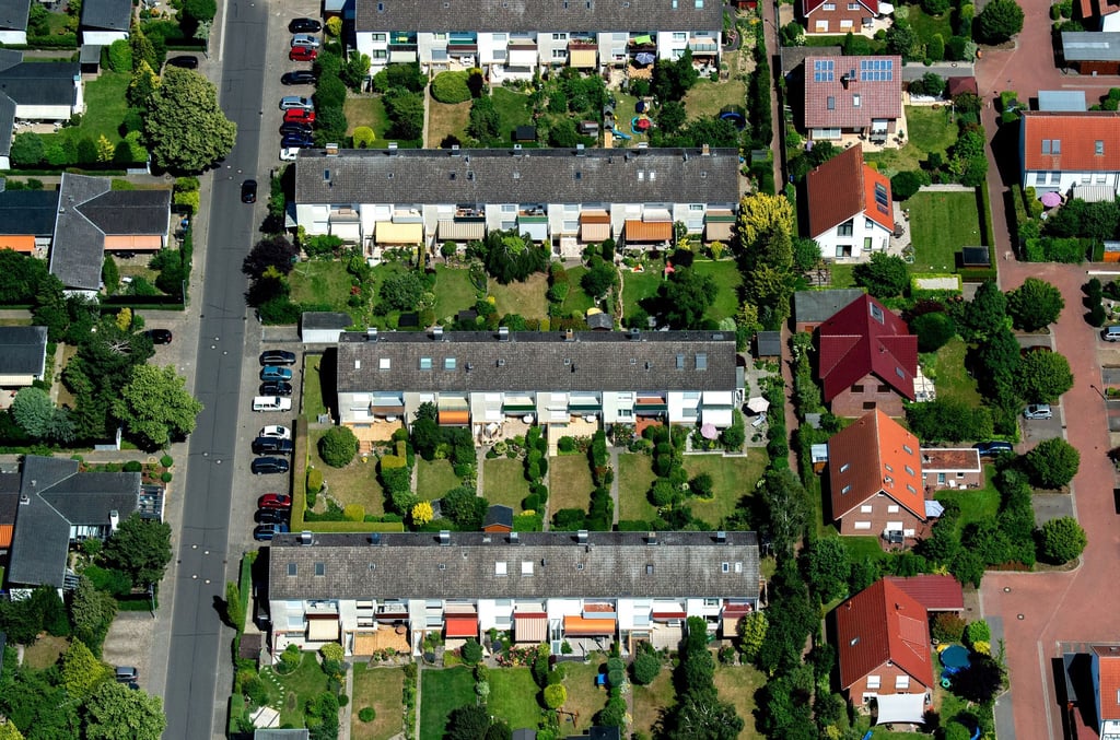 Egal, ob Kauf oder Miete: Vor der Unterschrift eines Vertrags sollten Verbraucherinnen und Verbraucher die Immobilie sorgfältig unter die Lupe nehmen - am besten zusammen mit Fachleuten.