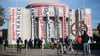 Banner hängen an der Fassade der Volksbühne aus Protest gegen drohende Kürzungen im Rahmen des Aktionstages #BerlinistKultur.