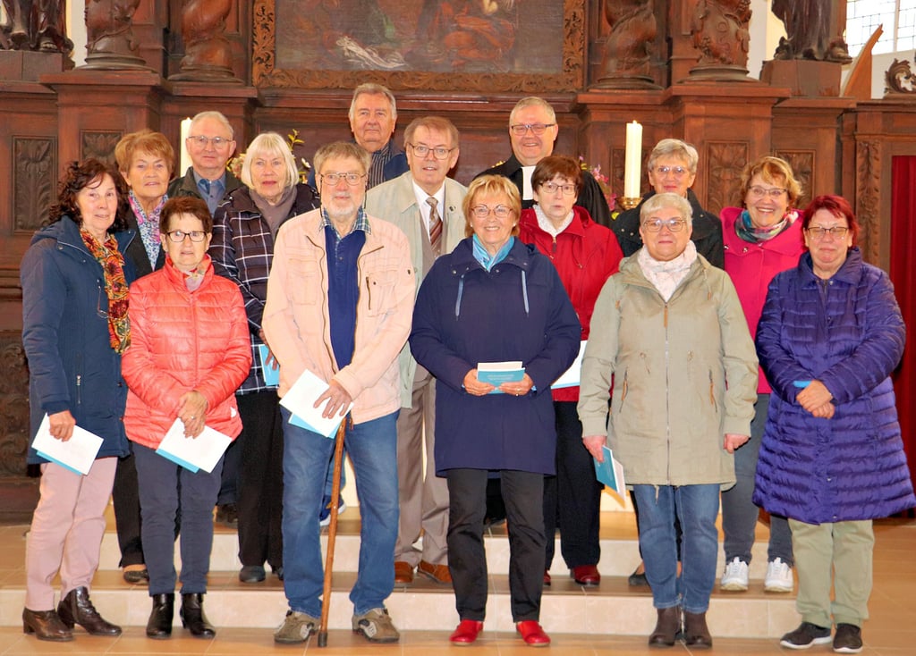 14 ehemalige Konfirmanden aus Parey und Güsen feierten mit Pfarrer Martin Vibrans in der Kirche Parey ihre goldene beziehungsweise diamantene Konfirmation.