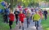 Auf geht’s für die 31 Mädchen und Jungen aus dem Hortclub beim Spendenlauf im Park am Denkmalplatz. 