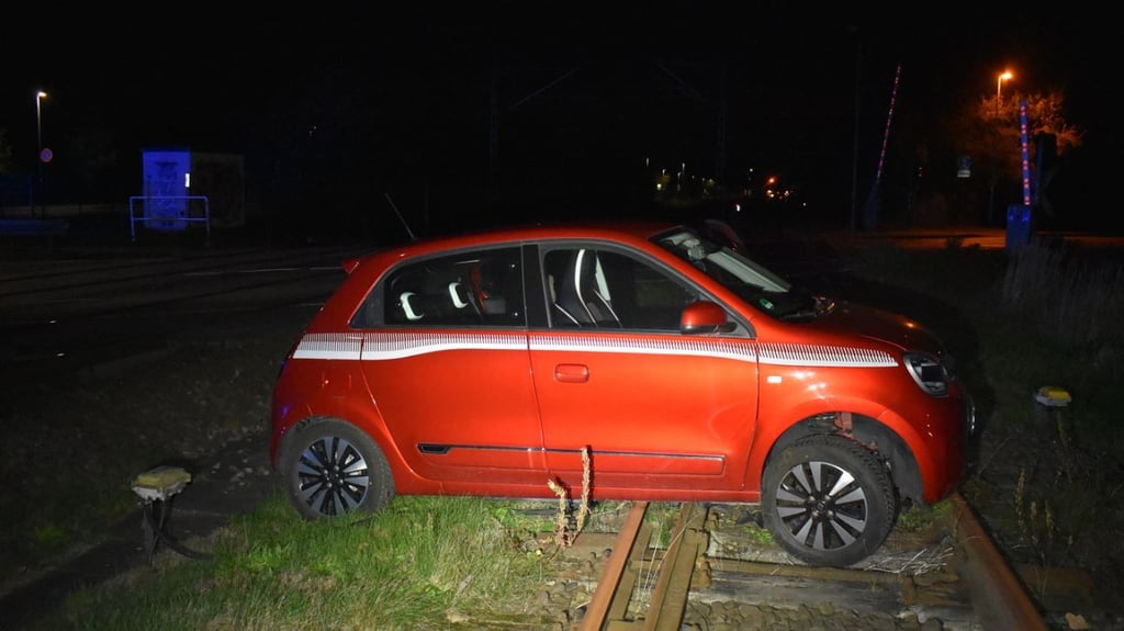 Eine Frau war in Genthin mit ihrem Auto auf Bahngleise gefahren.