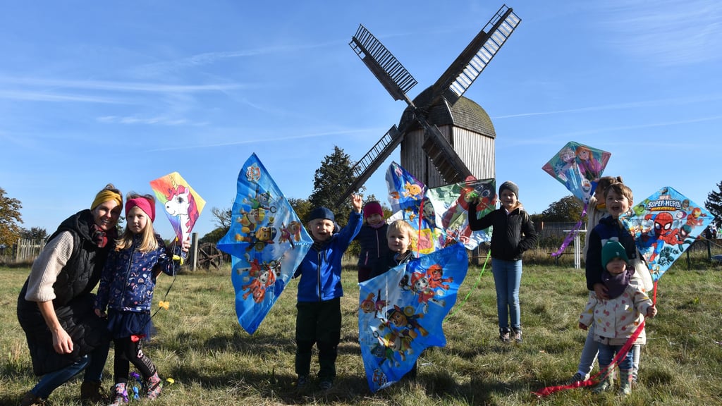 Mädchen und Jungen in Etingen sind wahre Drachenkämpfer. Die Kinder lassen ihre fliegenden Ungeheuer am Fuß der Mühle in die Luft steigen.