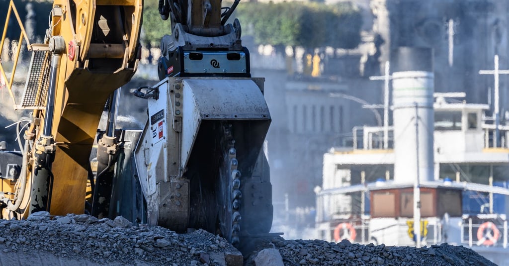Die Abbrucharbeiten an der teilzerstörten Carolabrücke in Dresden liegen im Plan, es gibt aber Probleme mit dem Wasserstand.