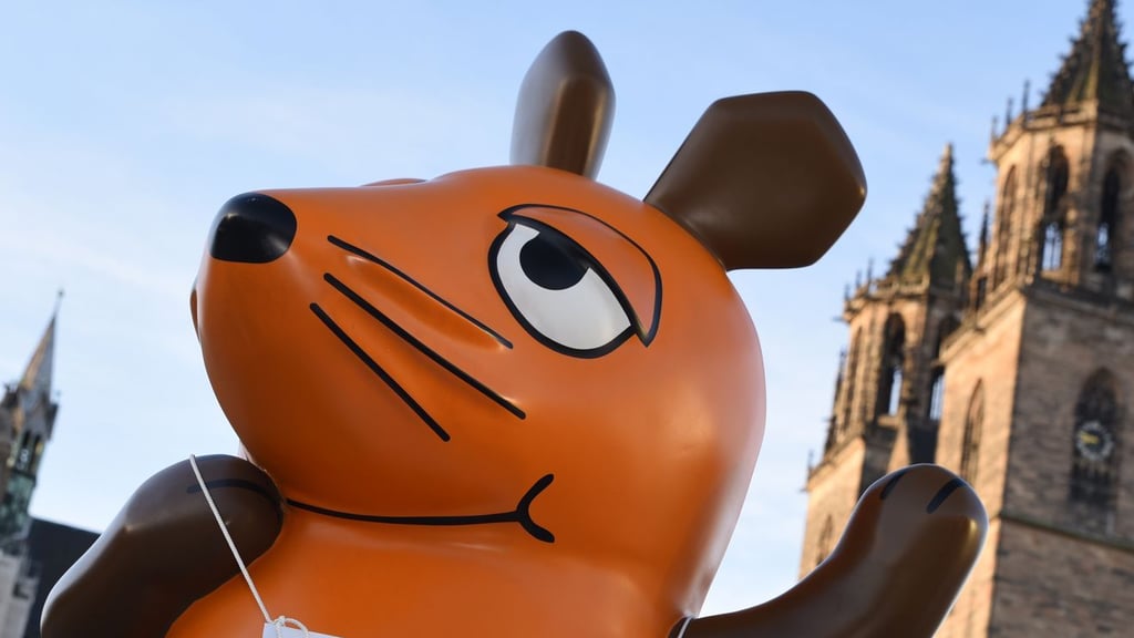 Die von Aktivisten „entführte“ Maus protestierte in Magdeburg gegen Kürzungen beim öffentlich-rechtlichen Rundfunk.
