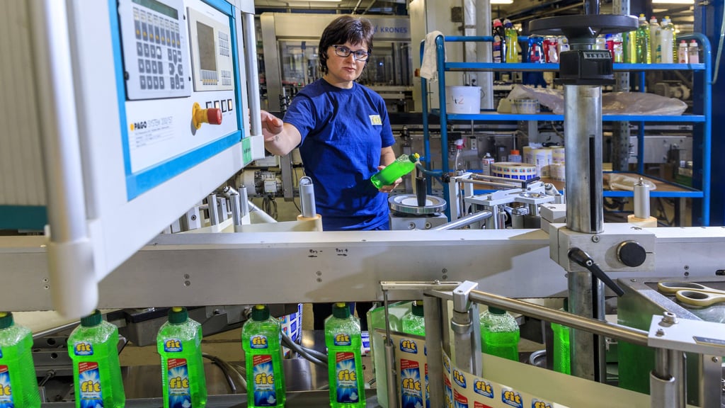 Spühlmittelflaschen in der Produktion des Herstellers Fit