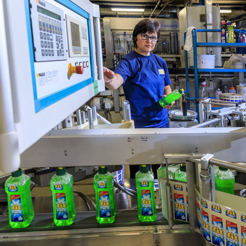 Spühlmittelflaschen in der Produktion des Herstellers Fit