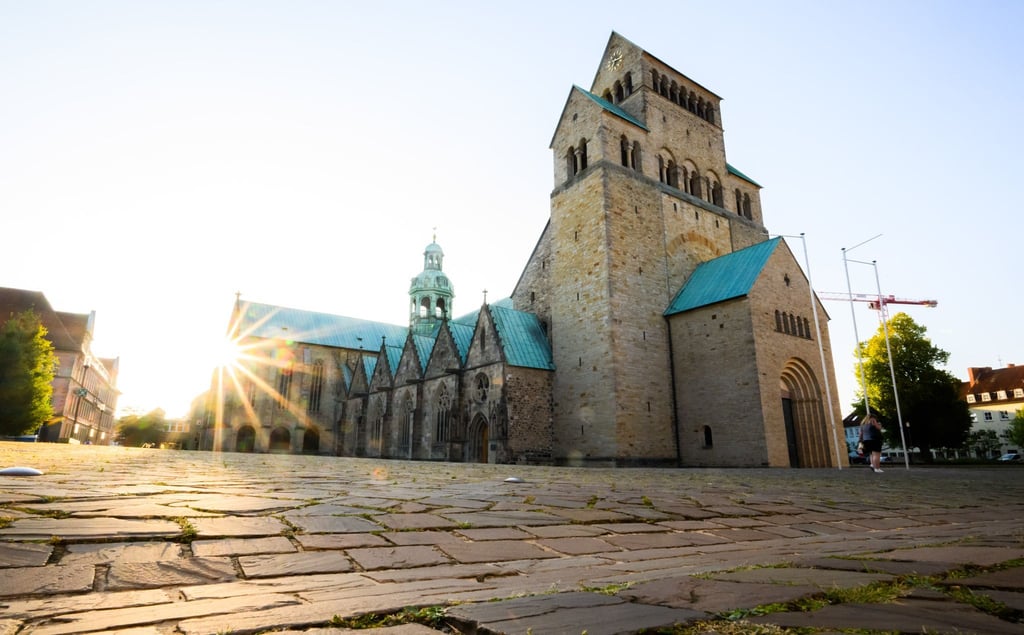 Ein Schild soll am Hildesheimer Dom künftig über die Vorwürfe gegen den verstorbenen Bischof Janssen informieren. (Archivbild)