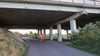 Problembrücke B81 in Egeln: Landesstraßenbauchef Stefan Hörold und Prüfer Rainer Lux inspizieren das Bauwerk.