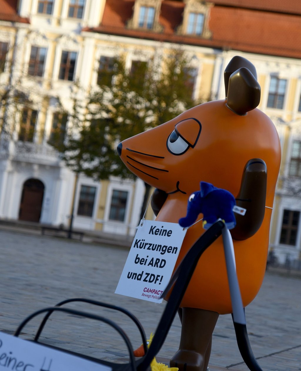 Die von Aktivisten "entführte" Maus protestiert in Magdeburg gegen Kürzungen beim öffentlich-rechtlichen Rundfunk.