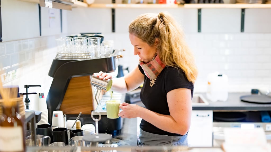 Ein Traum, den viele verfolgen: Julia Strasser betreibt in München ein eigenes Café - das „Barista Sistar“.