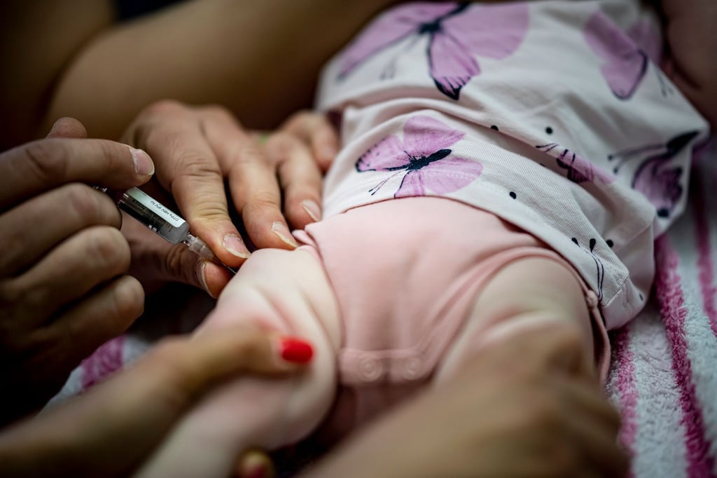Empfohlen wird, schon Säuglinge mit Sechsfach-Impfungen gegen Diphtherie, Tetanus, Pertussis, Polio, Hib und Hepatitis B zu schützen. (Symbolbild)