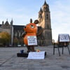 Die von Aktivisten "entführte" Maus protestiert in Magdeburg gegen Kürzungen beim öffentlich-rechtlichen Rundfunk.